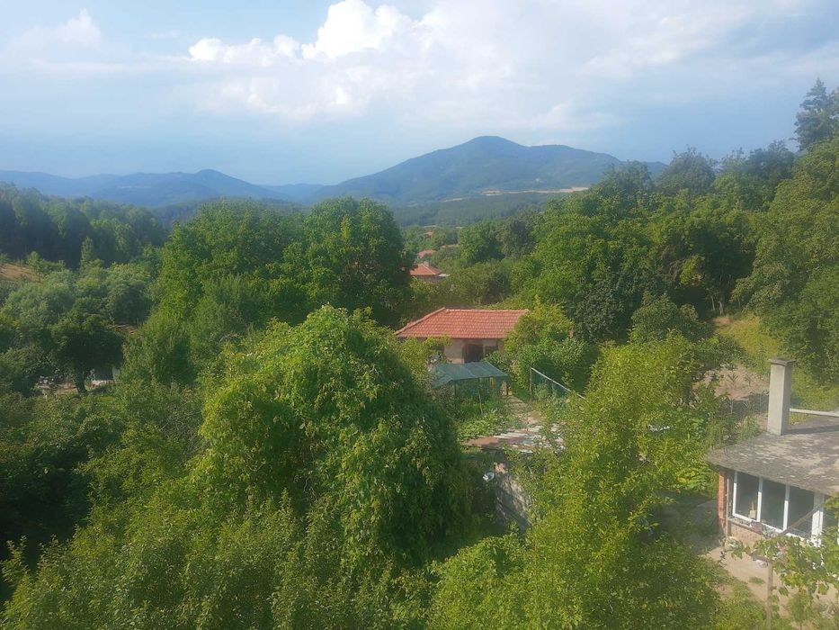 Продавам триетажна къща в Балкана
