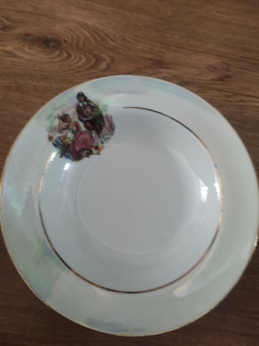 Тарелки большие суповы́е новые