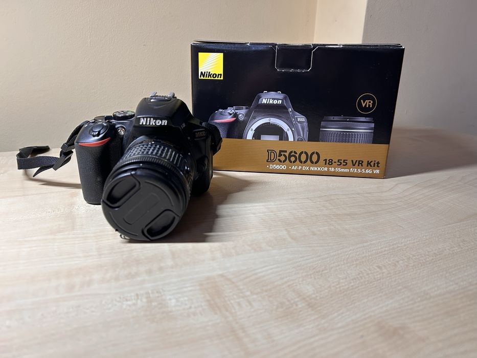 DSLR Nikon D5600 slab utilizat
