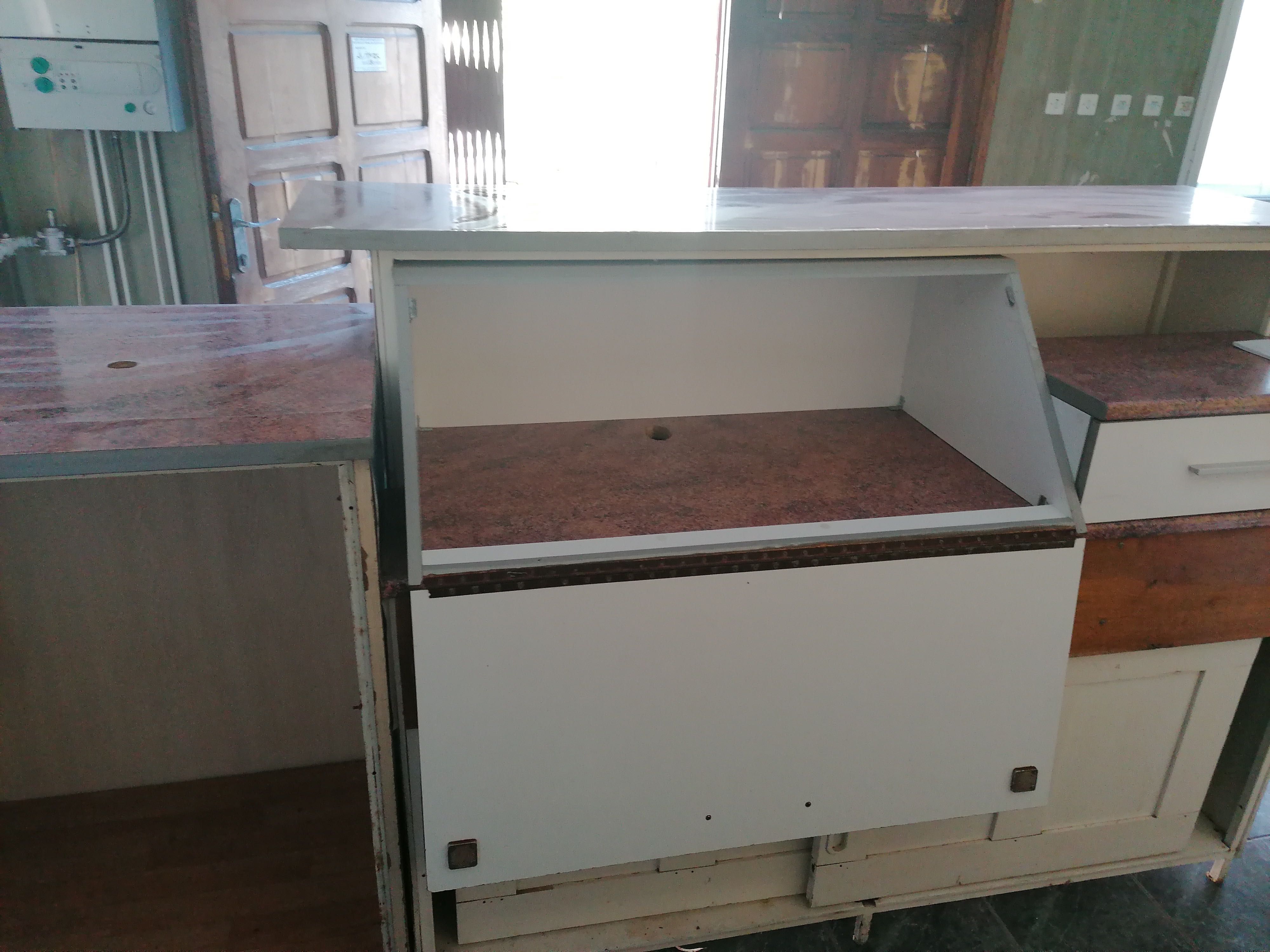 Vând corpuri mobilier bar si vestiar stare buna de folosință!