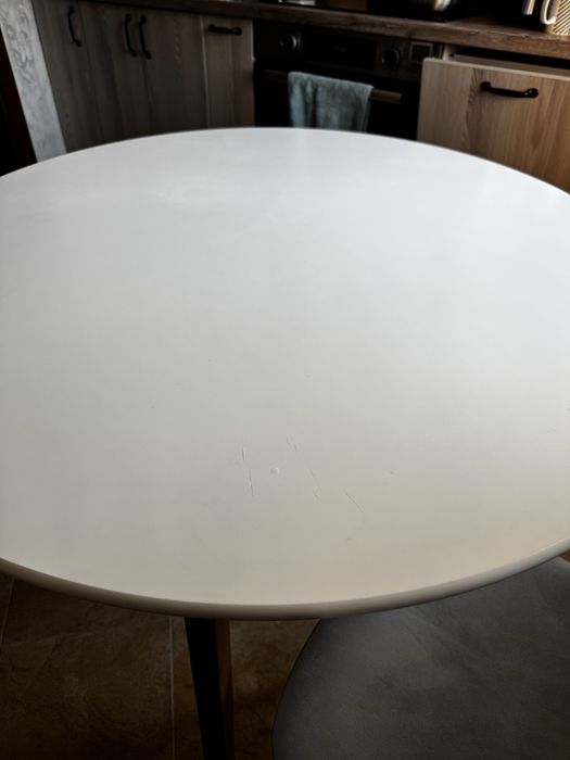 Masă alba cu scaune gri