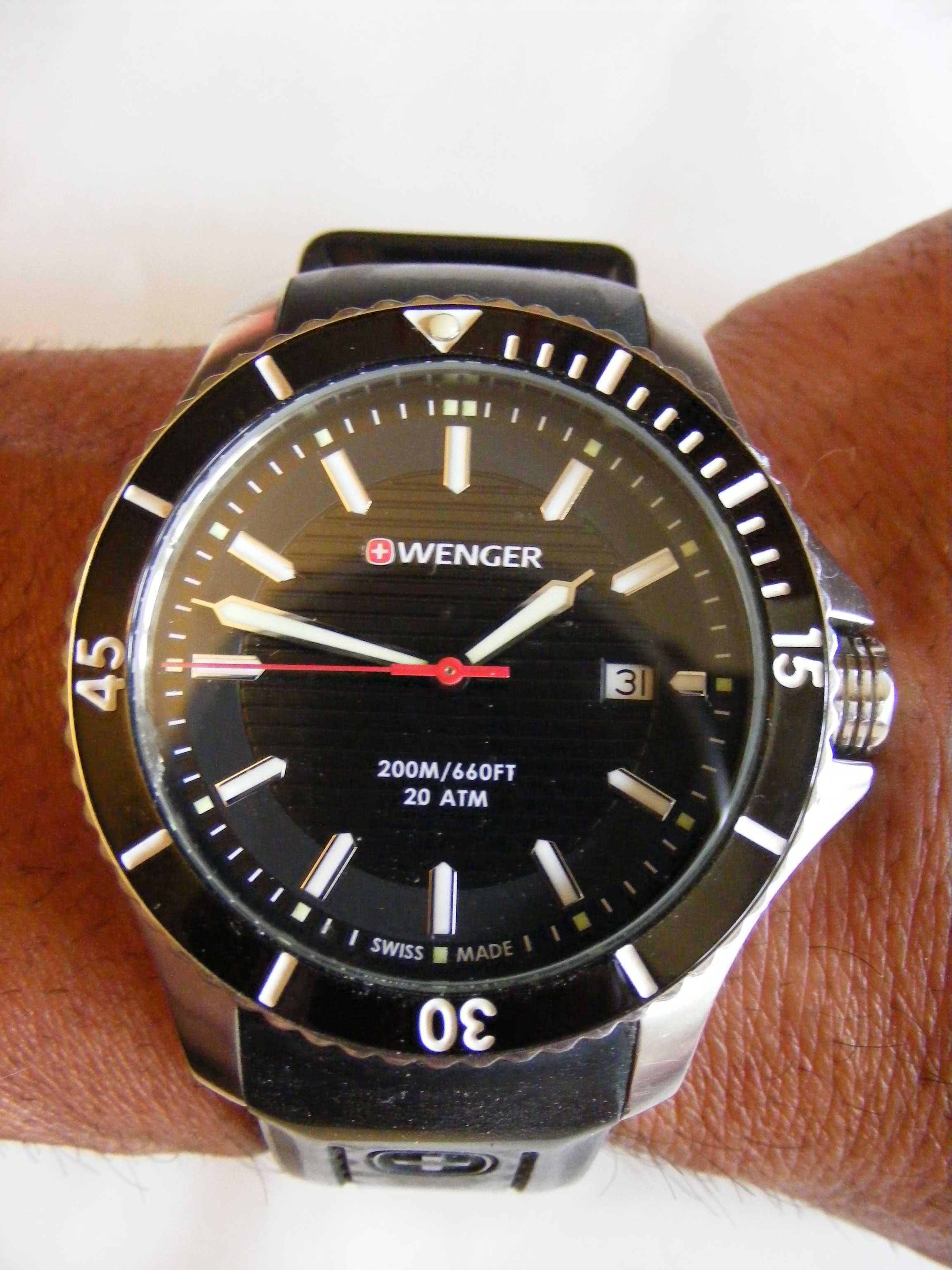Wenger Swiss Army 200m/660ft Men's 43 mm.