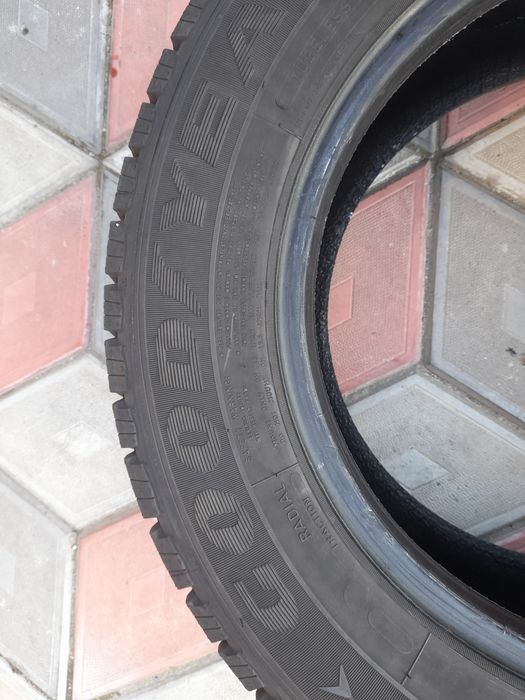 Vând 4 anvelope de iarna 215 65 r16c GOODYEAR  foarte bune