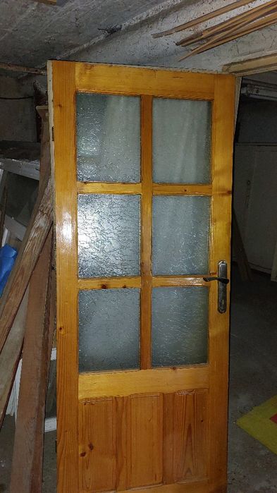 Vând 4 uși de brad pentru apartament