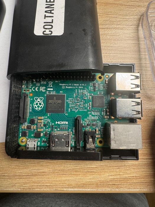 Raspberry Pi Model B v1.1. Și v1.2.