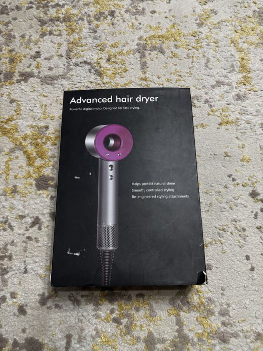 Uscator de par asemanator dyson