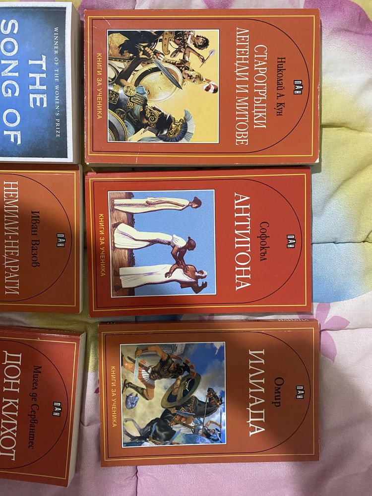 Много запазени книги, като нови!
