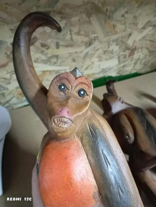 Маймуни дърворезба