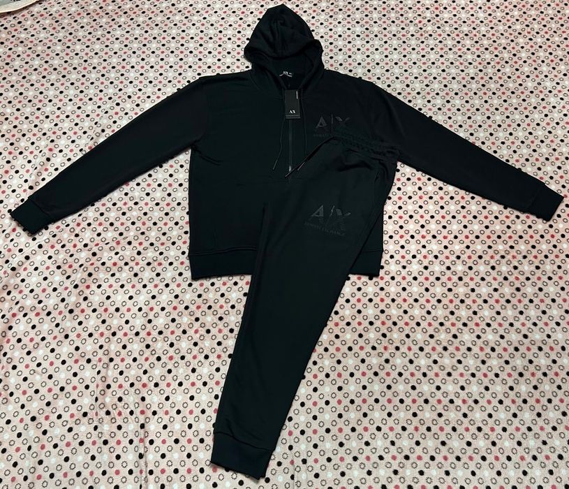 Vând trening nou Armani Exchange