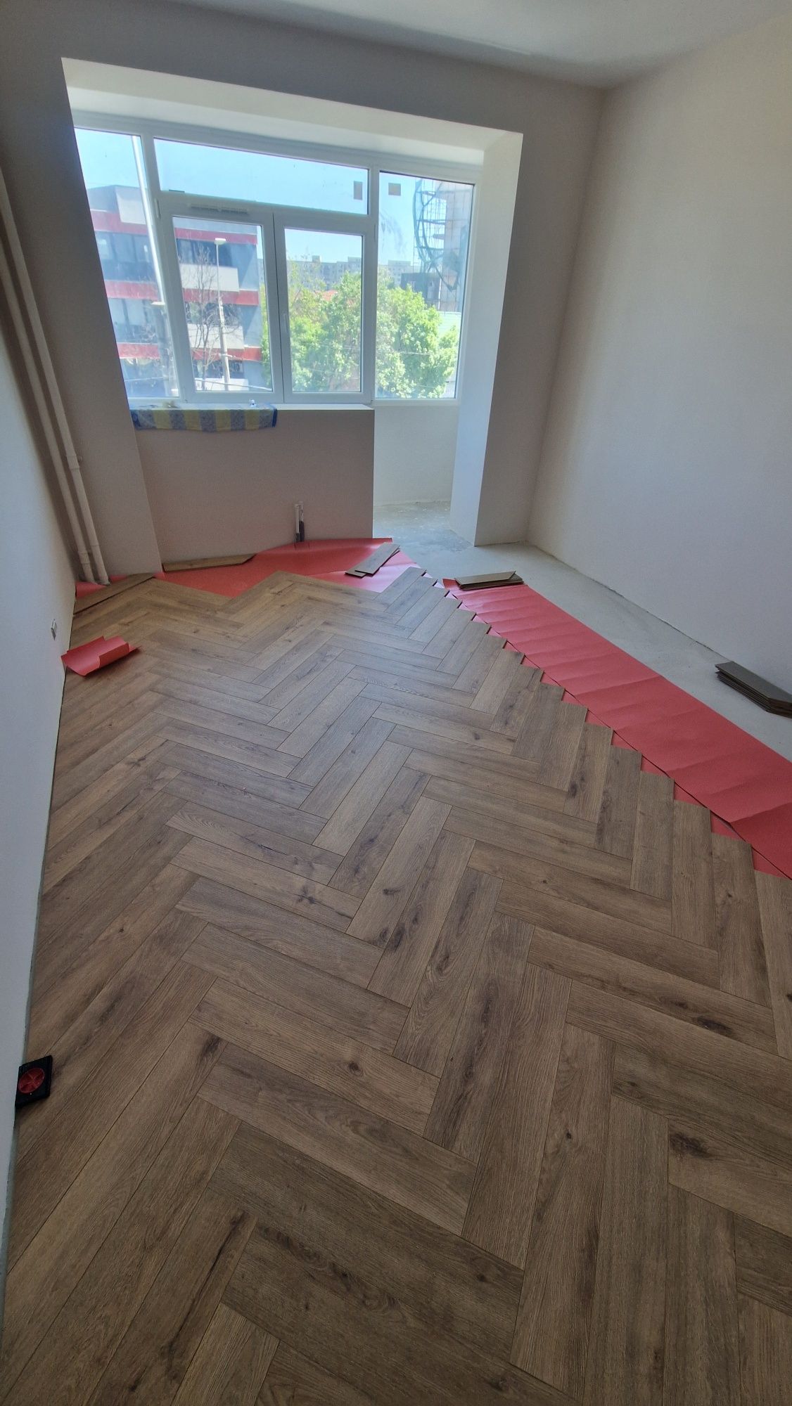 Montaj parchet SPC-Parchetar cu experiență.