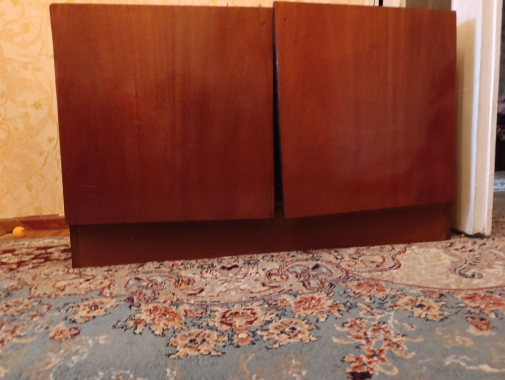 Срочно продам 3 тумбочки и шкаф и полас