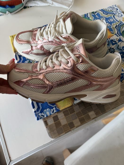 Продавам маратонки guess