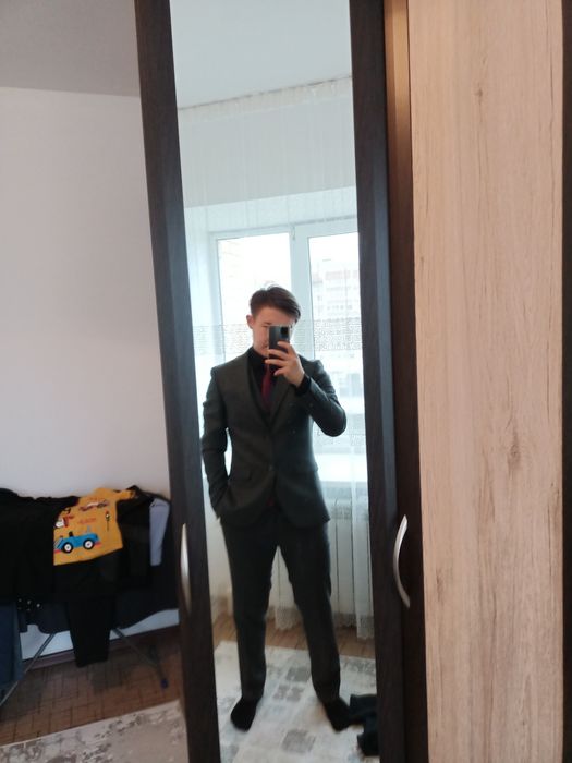 Продам  костюм новый