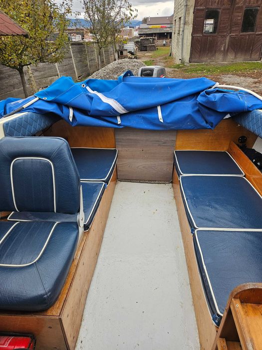 Barca cu motor si peridoc