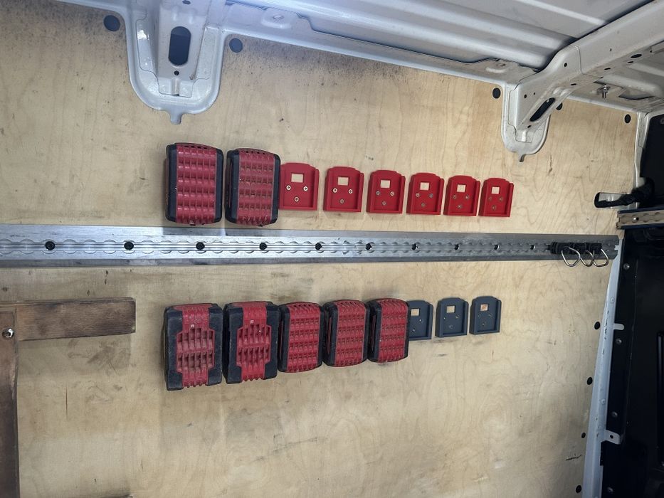 Suport acumulatori (Makita, Bosch, DeWalt, etc)