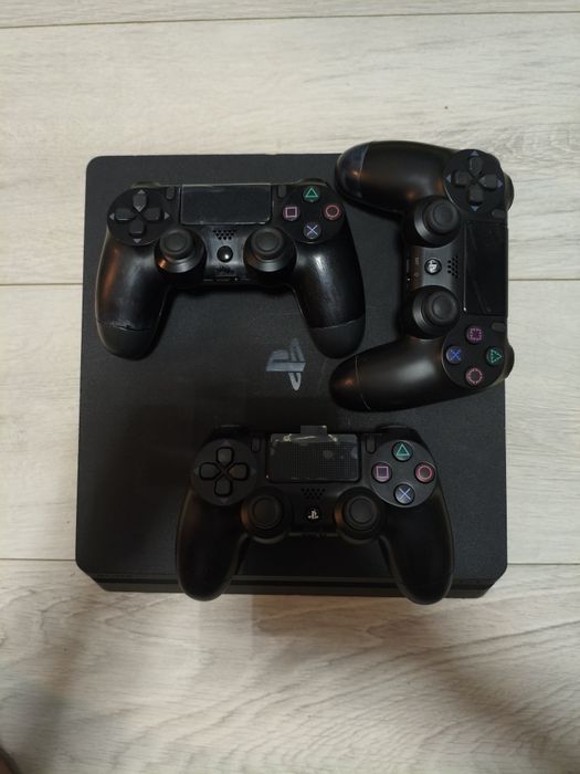 PlayStation 4 Slim 1TB / PS4 + 2 controllere