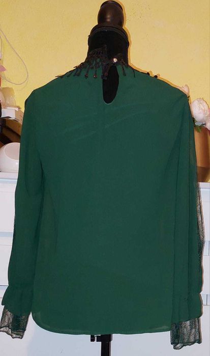 Cămașă superbă verde, vaporoasă, cu manșete și accesoriu la gât