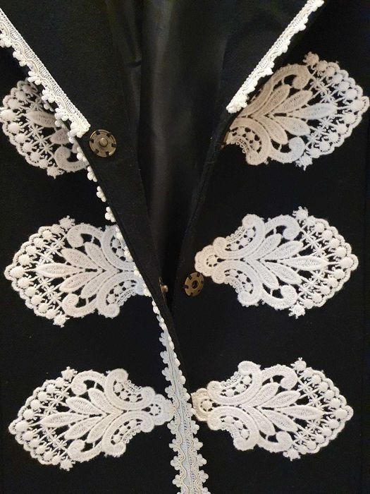 Palton Iiana cu capa si gaitane