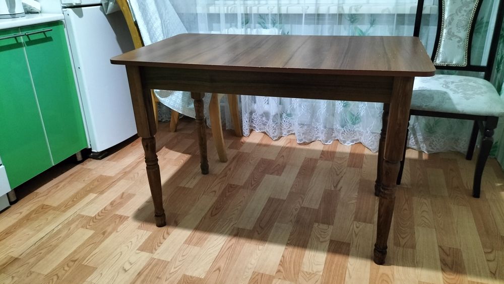 Продам стол обеденный