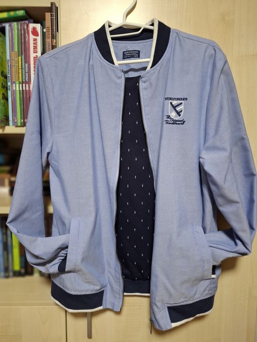 Vând geaca noua  baiat