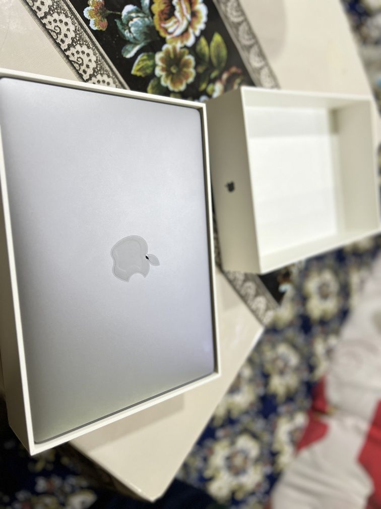 Macbook air M1 8/256 yangi 3ta sikil