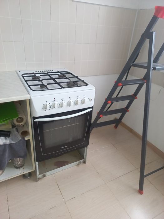 Стиральная машина , холодильник, газ плита диван