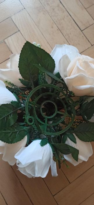 Топка изкуствени цветя рози за украса - цвят кремаво с бяло - 10 броя