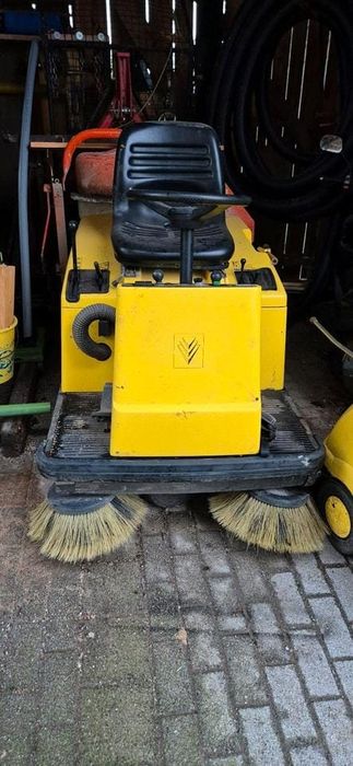 Automaturatoare Hako matura Hako diesel aspirator stradal
Stare foarte