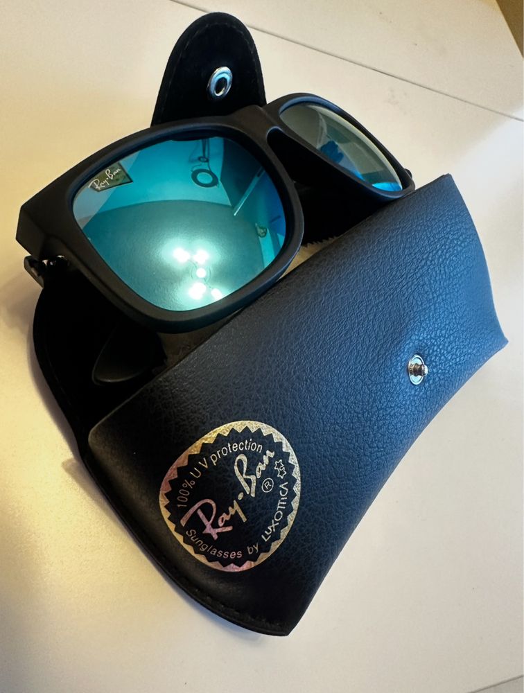 Ray-Ban слънчеви очила.
