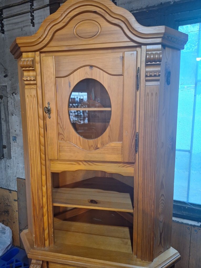 Ъглов масивен шкаф Витрина