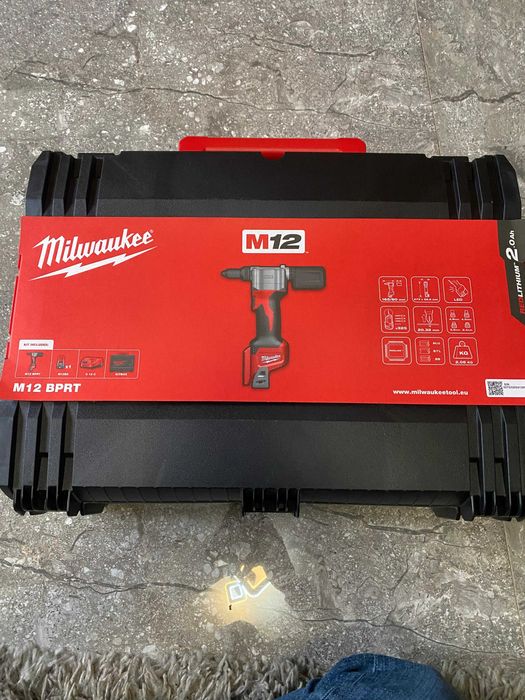 Masina de nituit Milwaukee m12