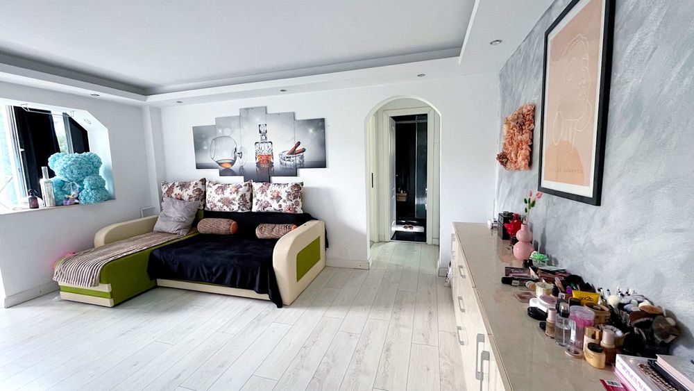 Vând sau schimb apartament renovat și mobilat modern! Zona Vest.