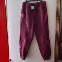 Pantaloni sport Nike dama deosebiti