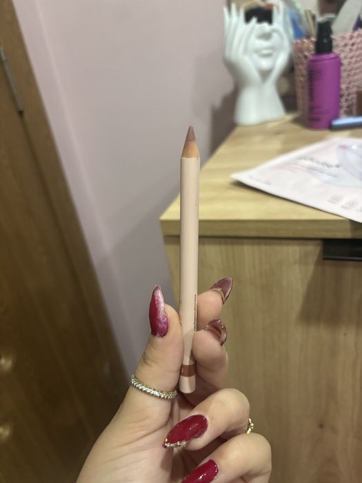 Продавам молива на NL beauty в цвят 06 и молива за вежди на Анастасия