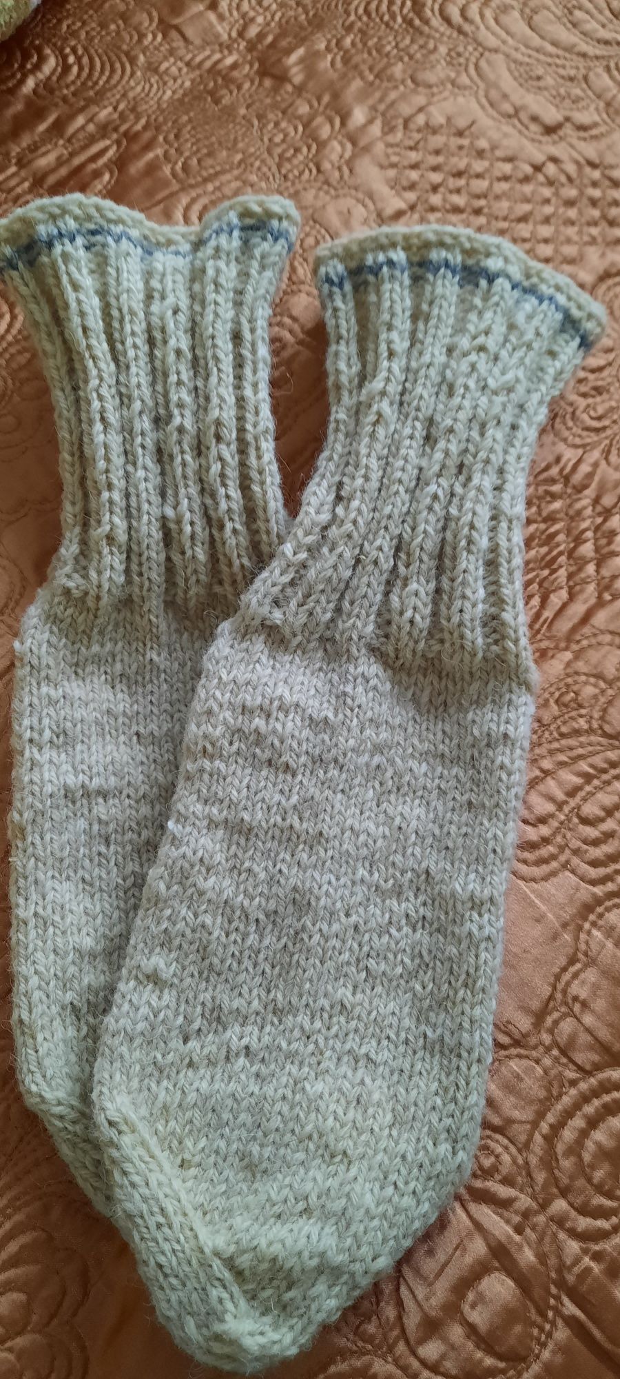За топли крачета ръчно плетено  вълнени чорапи