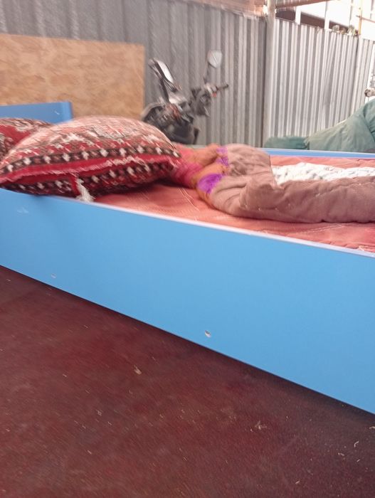 Продам компьютерный стол и кровать