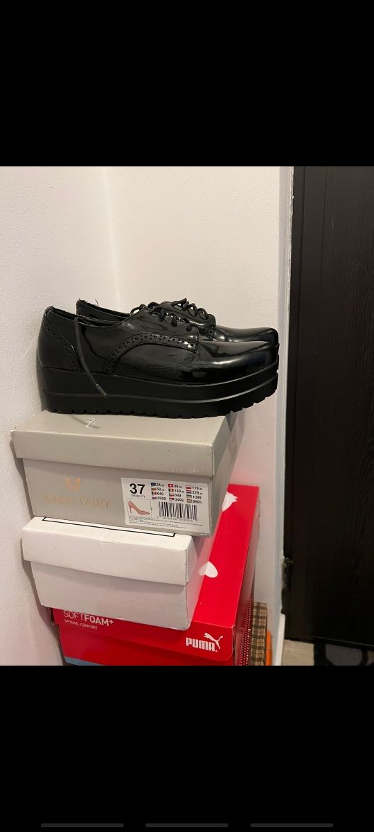 Pantofi cu platforma negru luciosi