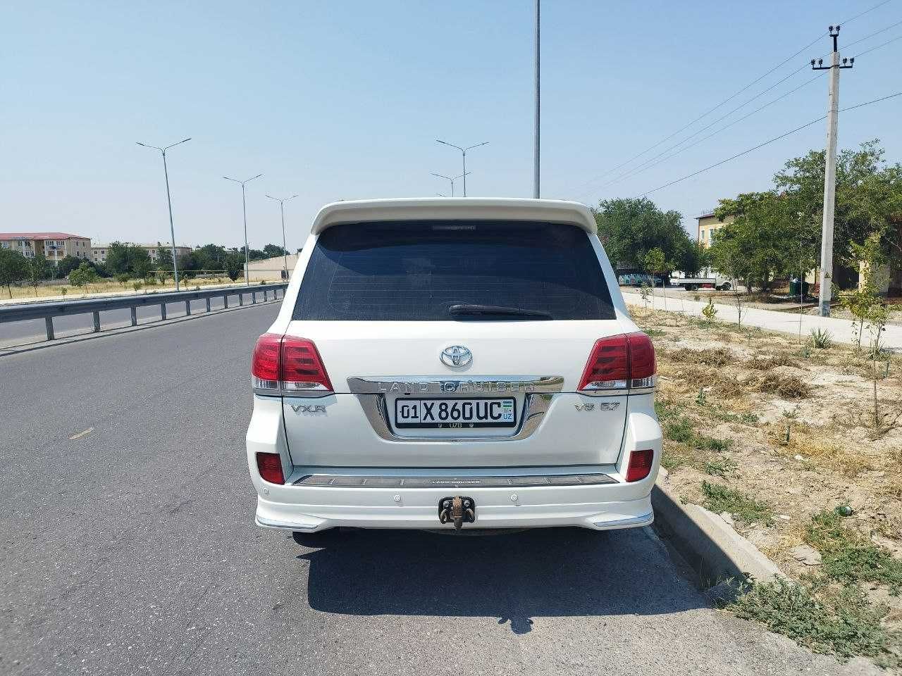 Toyota land cruiser 200 sotiladi srochna