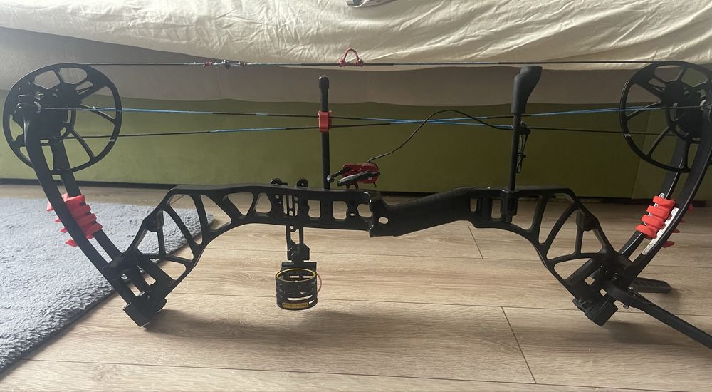 Vând arc Bear Legit reglabil (10-70 lbs)