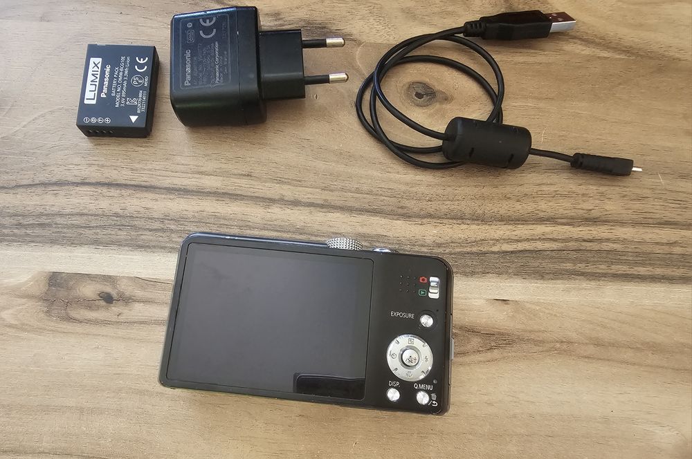 Panasonic Lumix DMC-ZS19 + оригинално зарядно и батерия + SD карта