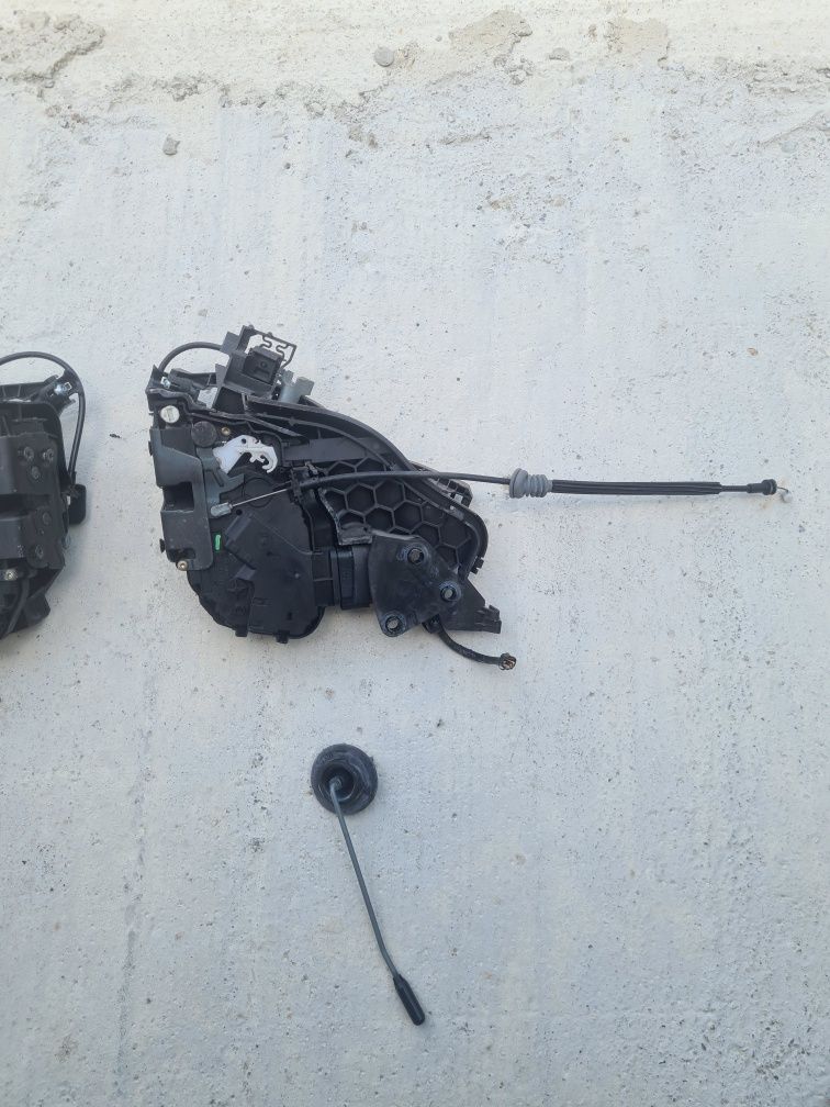 Broasca, Incuietoare usa stanga/ dreapta spate Volvo V50/S40