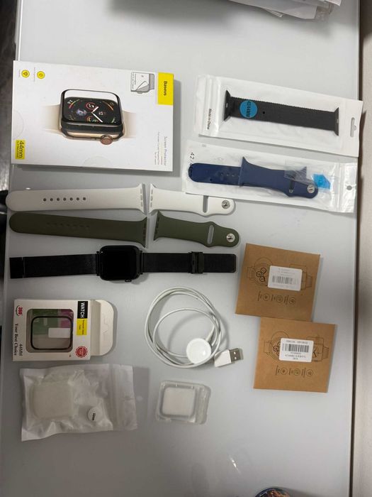 Apple Watch Series 5 44mm + 5 Каишки и МНОГО Аксесоари