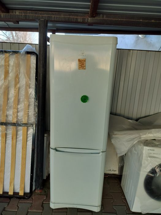 Продам холодильник indesit