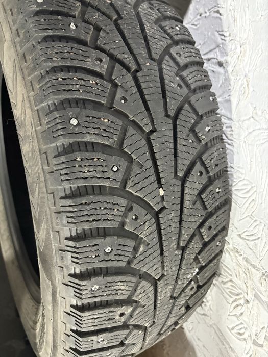 пара зимних шин на кроссовер