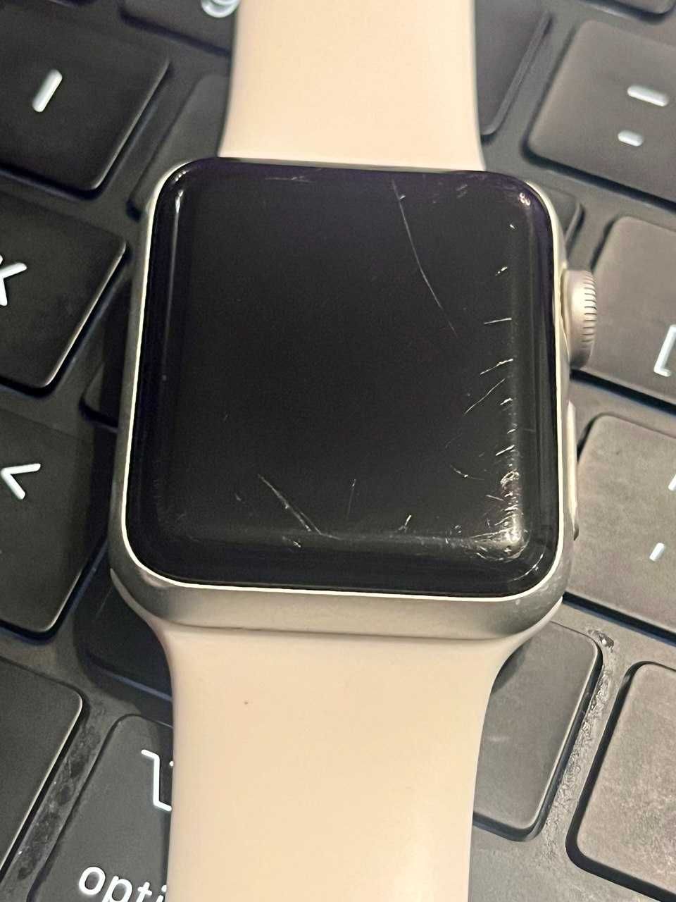 Apple Watch Series 3 GPS 38 mm - Сребрист (за части / за ремонт)
