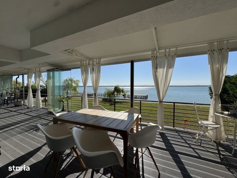 Locuinta speciala cu peluza si ponton pe lac in Mamaia