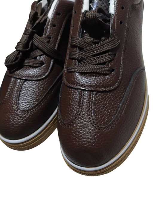 Нови,стилни тъмно кафяви маратонки