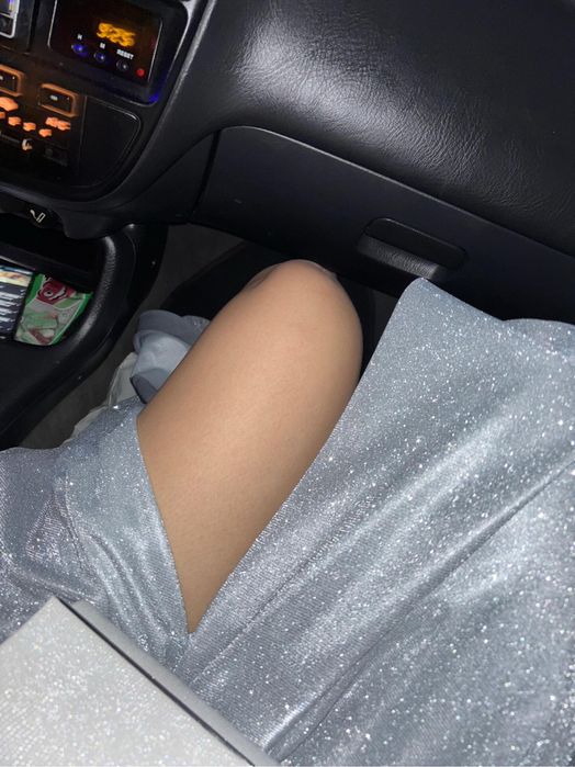 Рокля със син/сив брокат и бяла чанта с брокат