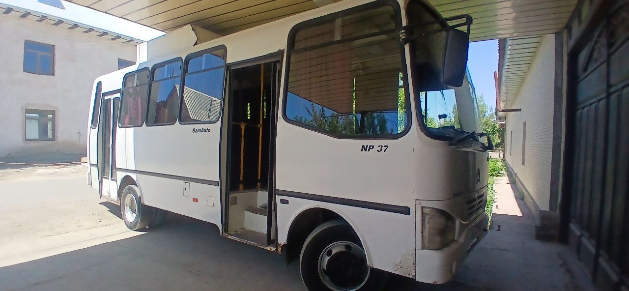 Isuzu avtobus 2013
