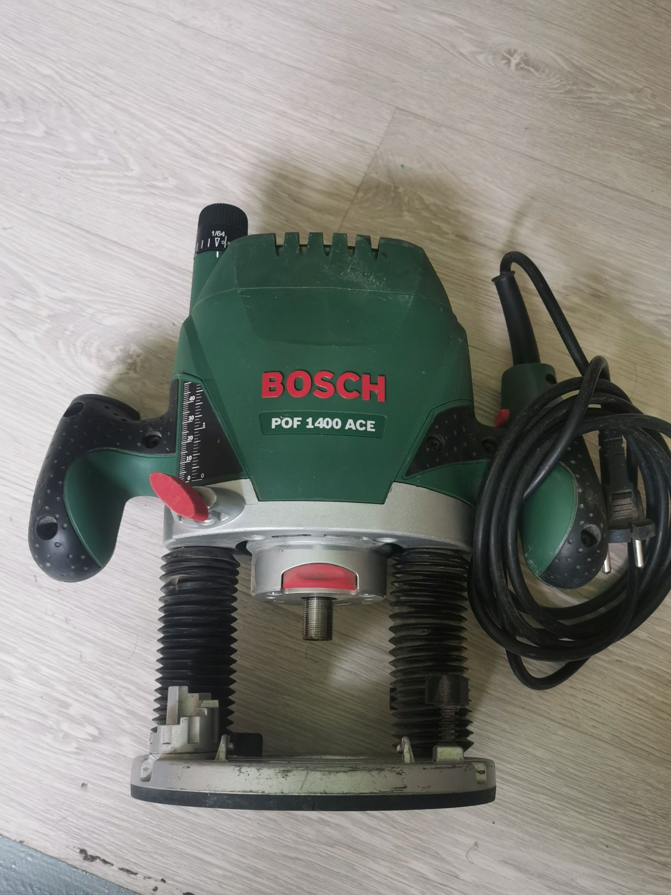 BOSCH POF 1400 ACE -  Оберфреза 1400W
Цена 130лв
Предлага се така,
